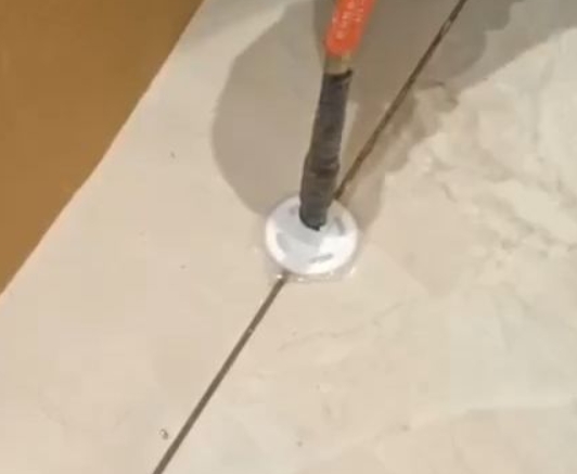 乌苏瓷砖空鼓维修公司专业解答瓷砖在铺贴过程中，如果没有涂抹均匀到位的粘结材料（如水泥砂浆或瓷砖胶），可能会导致以下问题