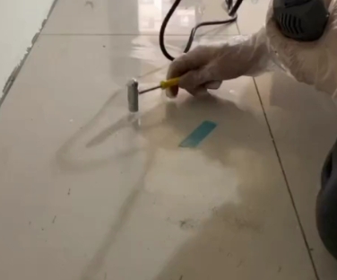 乌苏瓷砖开裂维修公司专业分享瓷砖在铺贴前如果没有沥干水分，将会导致以下问题