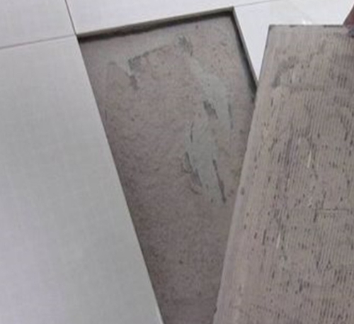 乌苏瓷砖空鼓维修公司分享瓷砖铺贴时如果打浆（即涂抹在瓷砖背面和基层上的砂浆或瓷砖胶）过少，会带来以下问题